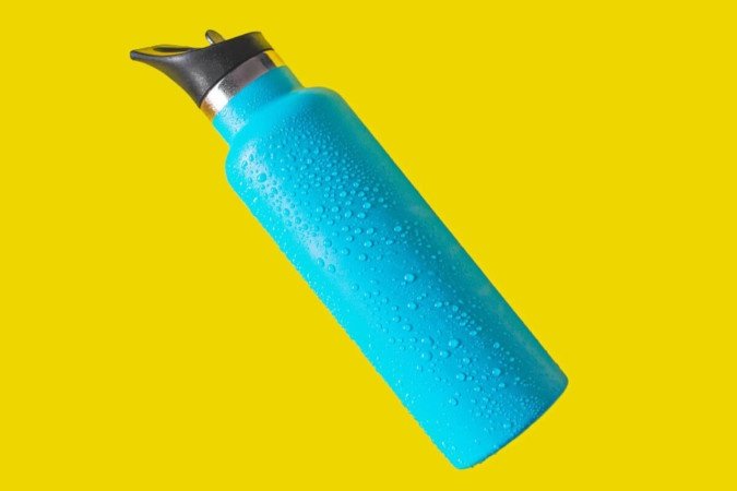 Manter a higiene da garrafa térmica é importante para evitar a proliferação de bactérias e fungos (Imagem: Maria Francesca Moccia | Shutterstock) - (crédito: EdiCase) Manter a higiene da garrafa térmica é importante para evitar a proliferação de bactérias e fungos (Imagem: Maria Francesca Moccia | Shutterstock) - (crédito: EdiCase)