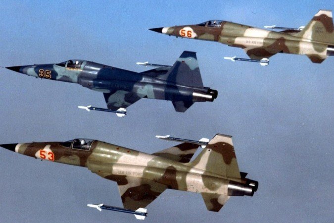 A Força Aérea Brasileira equipou aviões militares com mísseis para a segurança da cúpula do Brics - reunião de líderes das maiores economias emergentes do mundo - que vai de 6 a 9 de julho no Rio de Janeiro.
- (crédito: Domínio público ) A Força Aérea Brasileira equipou aviões militares com mísseis para a segurança da cúpula do Brics - reunião de líderes das maiores economias emergentes do mundo - que vai de 6 a 9 de julho no Rio de Janeiro.
- (crédito: Domínio público )