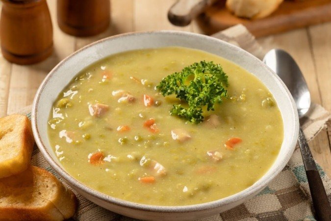 Sopa cremosa de ervilha com legumes e bacon (Imagem: Charles Brutlag | Shutterstock) -  (crédito: EdiCase)