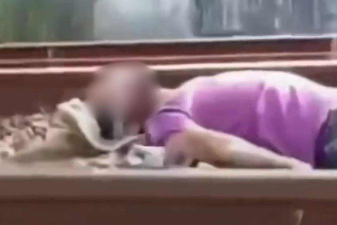 Homem deita entre os trilhos do trem no interior de SP -  (crédito: Reprodução/X)