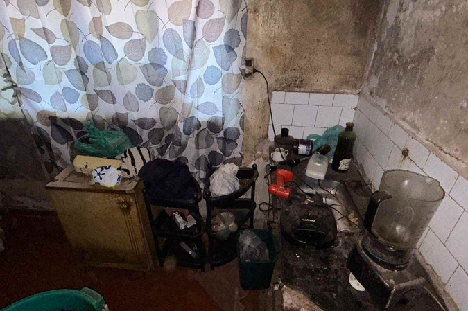 Resgate da idosa e de sua filha, no Gama, ocorreu após a 14ª DP receber uma denúncia anônima. O interior da casa estava totalmente degradado 