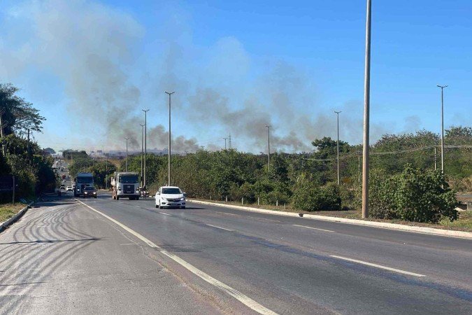 Incêndio na Saída Norte mobiliza bombeiros