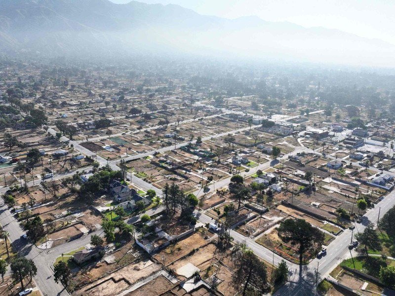 Vista aérea de propriedades limpas dos destroços deixados pelo incêndio Eaton, em 3 de julho de 2025, em Altadena, Califórnia. O Corpo de Engenheiros do Exército dos EUA já removeu os escombros de mais de 5 mil imóveis afetados, próximo ao marco de seis meses dos incêndios devastadores em Los Angeles -  (crédito: MARIO TAMA / GETTY IMAGES NORTH AMERICA / Getty Images via AFP)