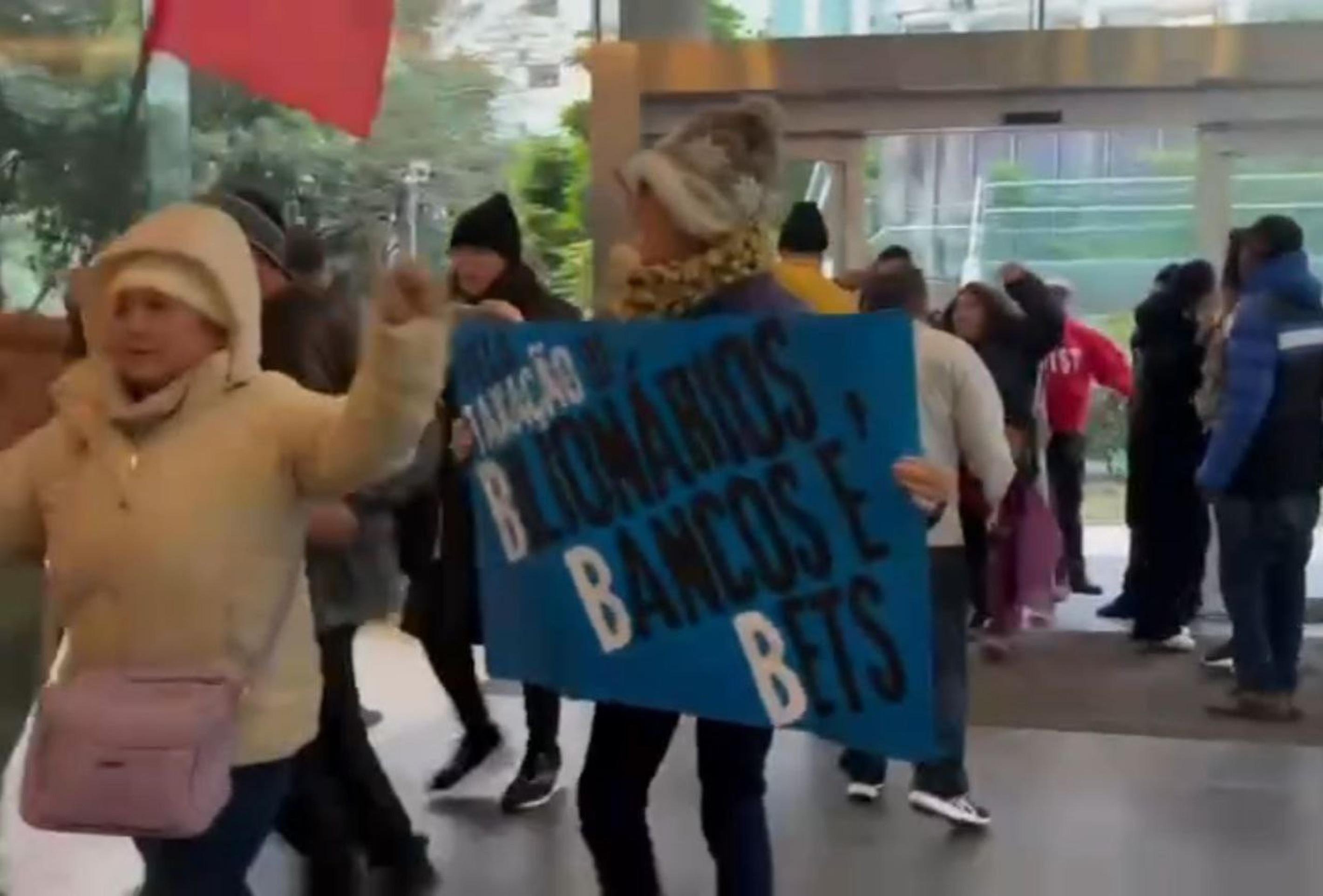 Manifestantes invadem sede do Itaú na Faria Lima e pedem taxação dos super-ricos