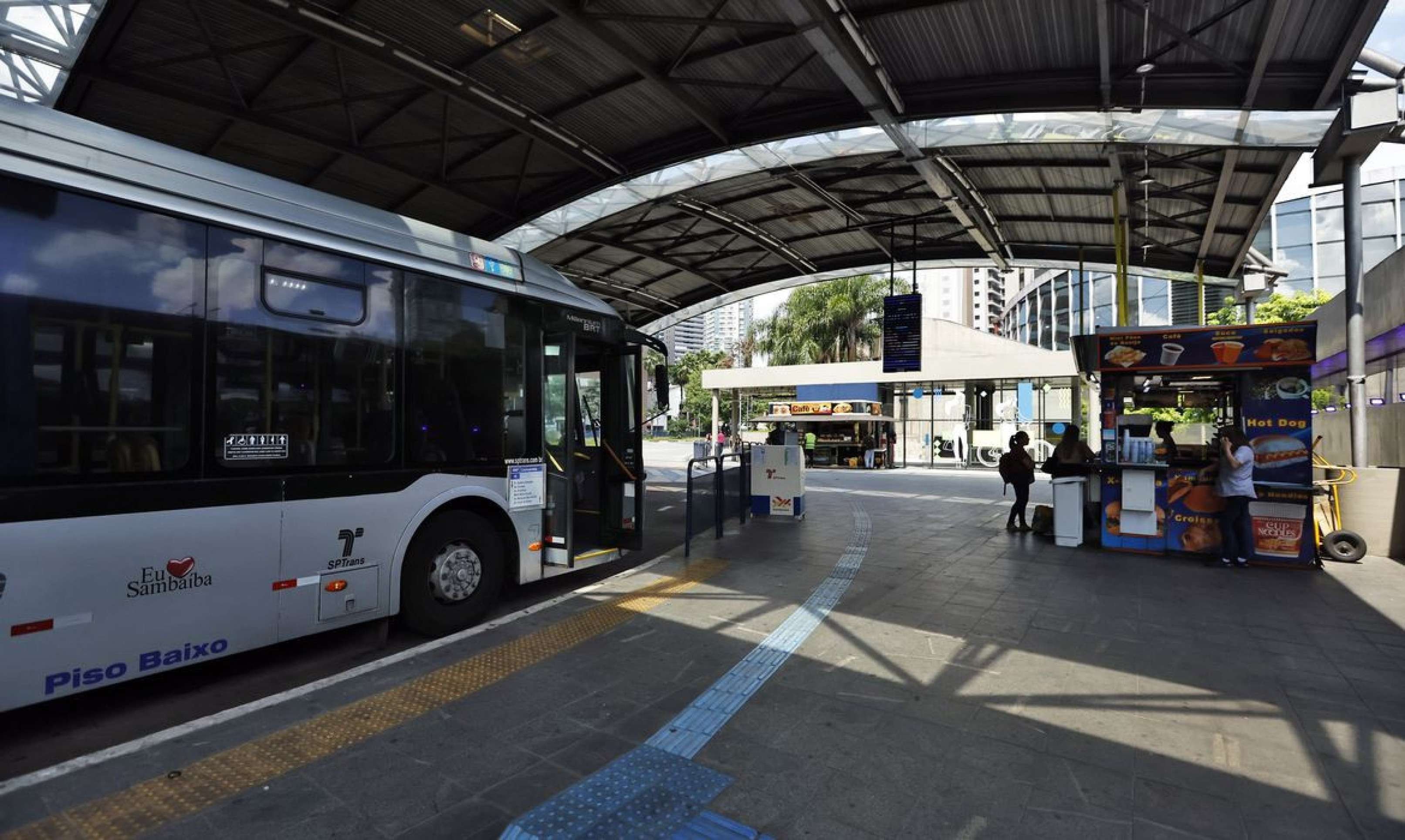 Quase 200 ônibus são apedrejados em SP e polícia apura desafio de internet