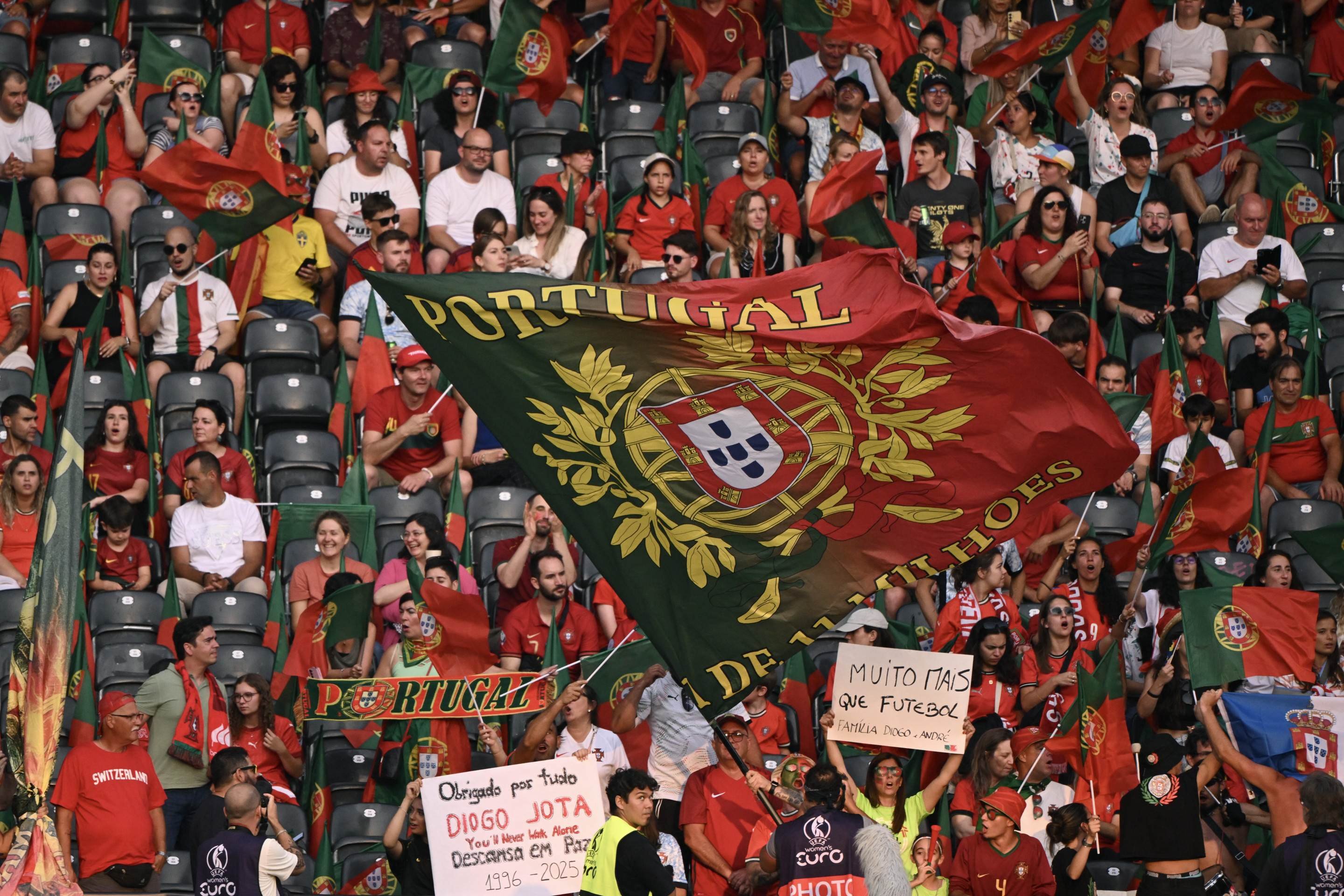 Torcedores de Portugal prestam homenagem ao atacante português do Liverpool, Diogo Jota, que faleceu hoje em um acidente de carro na Espanha, durante a partida do Grupo B da UEFA Euro Feminina 2025 entre Espanha e Portugal, no estádio Wankdorf, em Berna, em 3 de julho de 2025. (Photo by SEBASTIEN BOZON / AFP)       