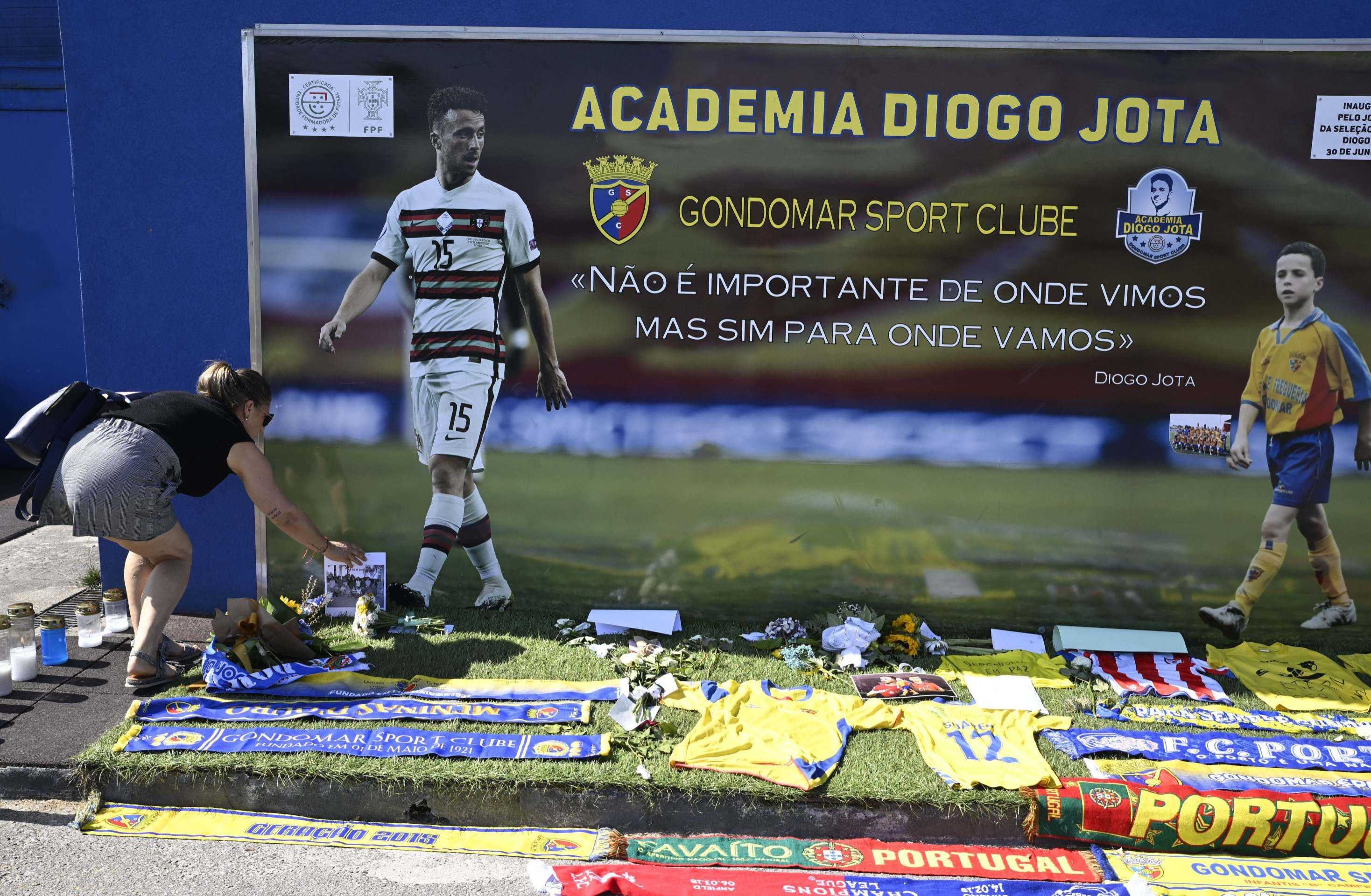 Uma admiradora deixa uma fotografia em um memorial dedicado ao atacante português do Liverpool, Diogo Jota, montado no estádio do Gondomar Sport Clube, onde o jogador iniciou sua carreira, em Gondomar, nos arredores do Porto, em 4 de julho de 2025. (Photo by MIGUEL RIOPA / AFP)       