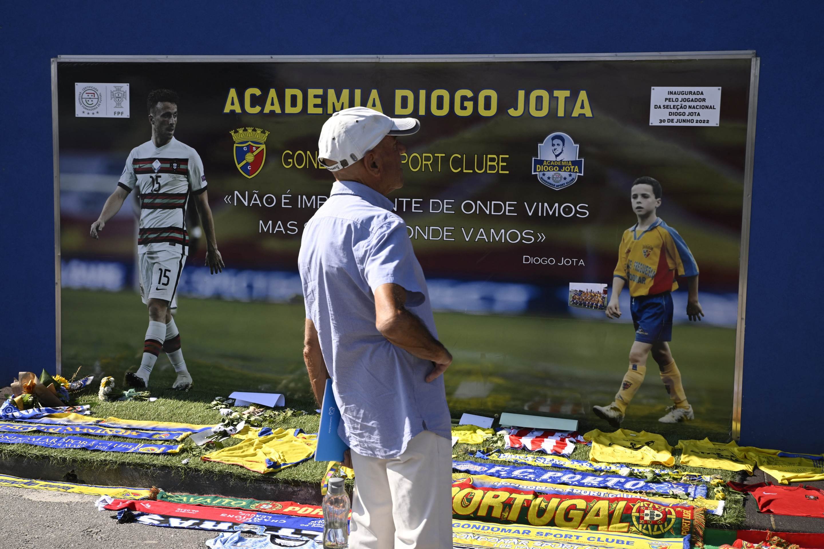Torcedores prestam homenagem ao jogador Diogo Jota