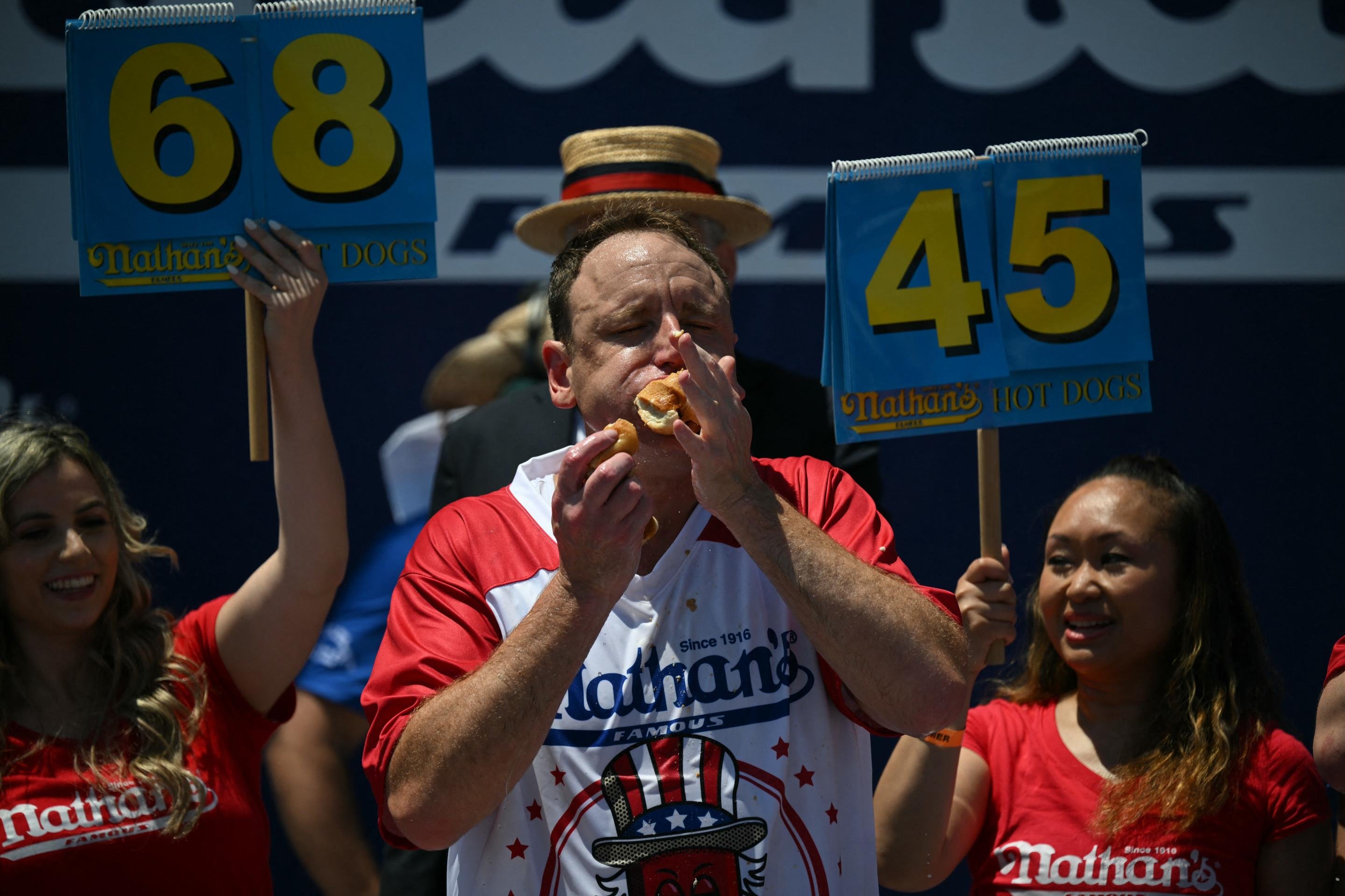 Joey Chestnut compete rumo à vitória na competição masculina do Concurso Anual de Comer Cachorro-Quente do Nathans            