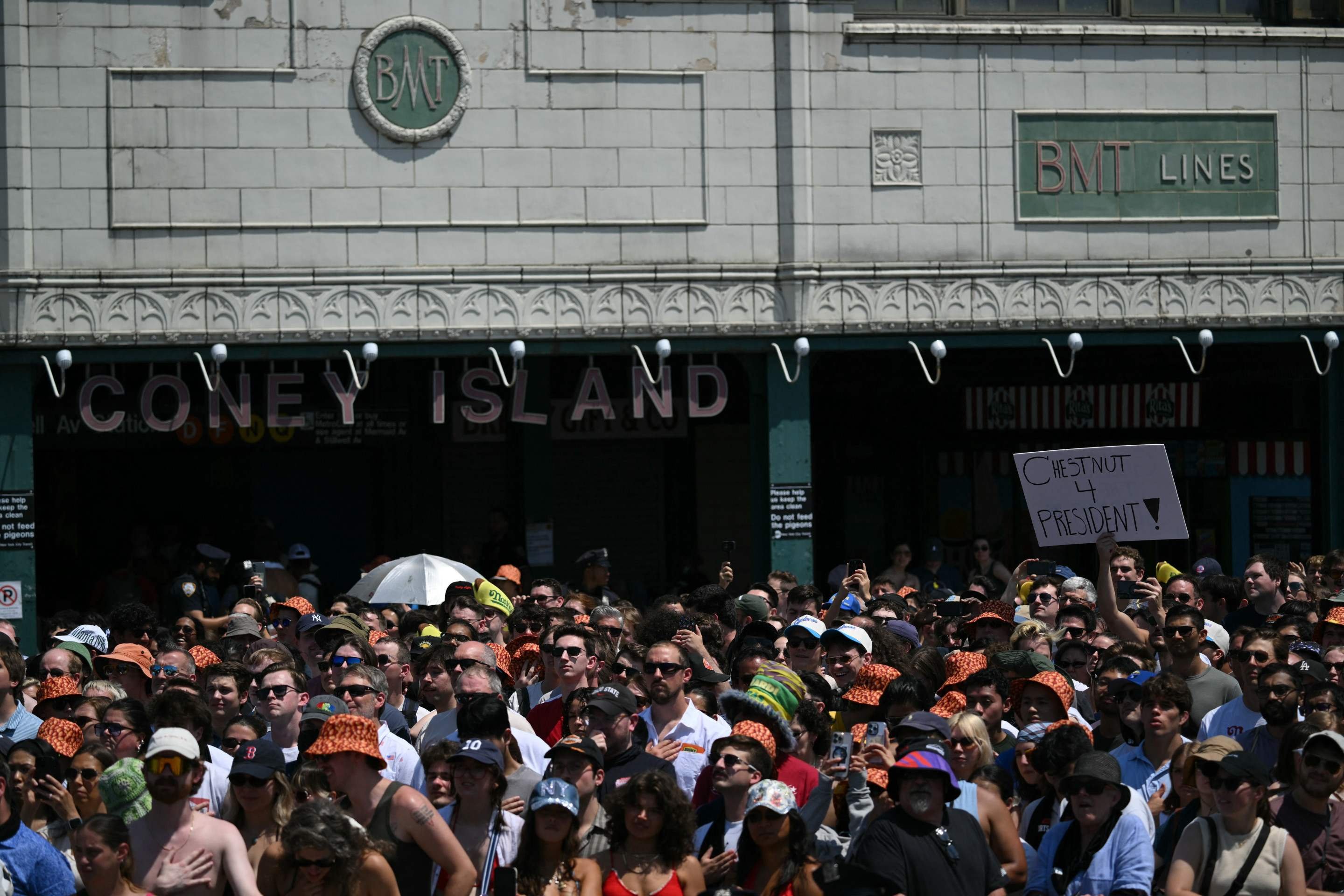 Pessoas se reúnem para assistir à competição de comer cachorro-quente Concurso Anual de Comer Cachorro-Quente do Nathans de 2025 em Coney Island, no bairro do Brooklyn, em Nova York, em 4 de julho de 2025