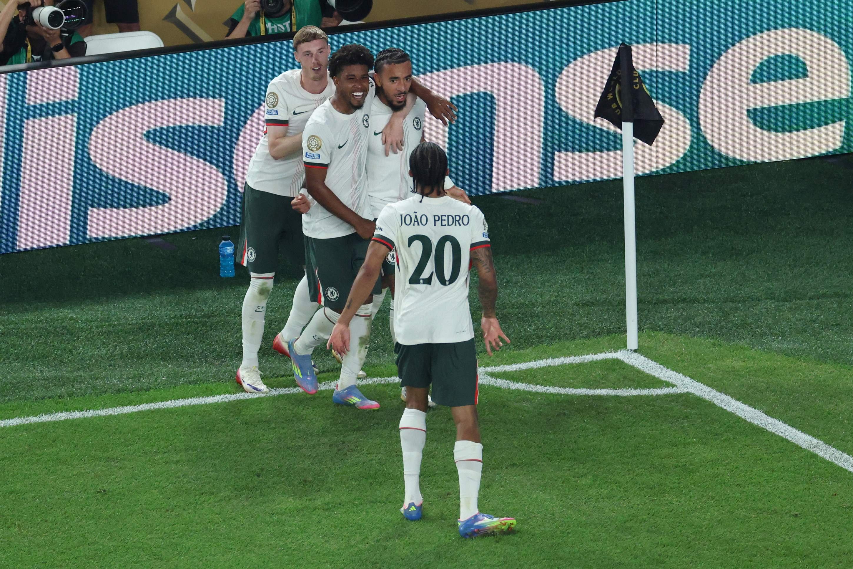 Malo Gusto comemora gol da vitória do Chelsea com os companheiros: desvio na zaga alviverde tirou o goleiro Weverton da jogada