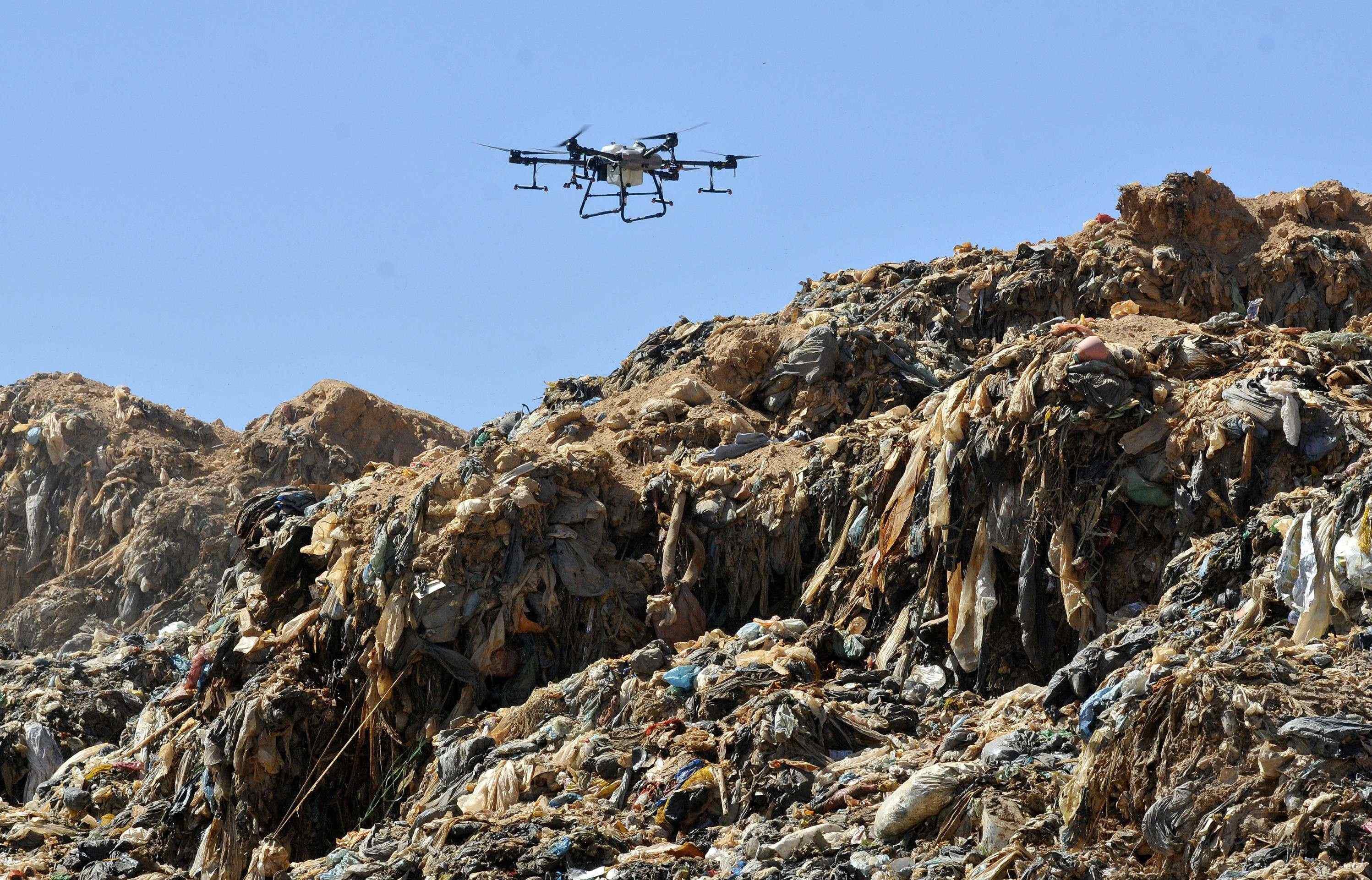 Drones contra infestação de moscas no lixão que desmoronou