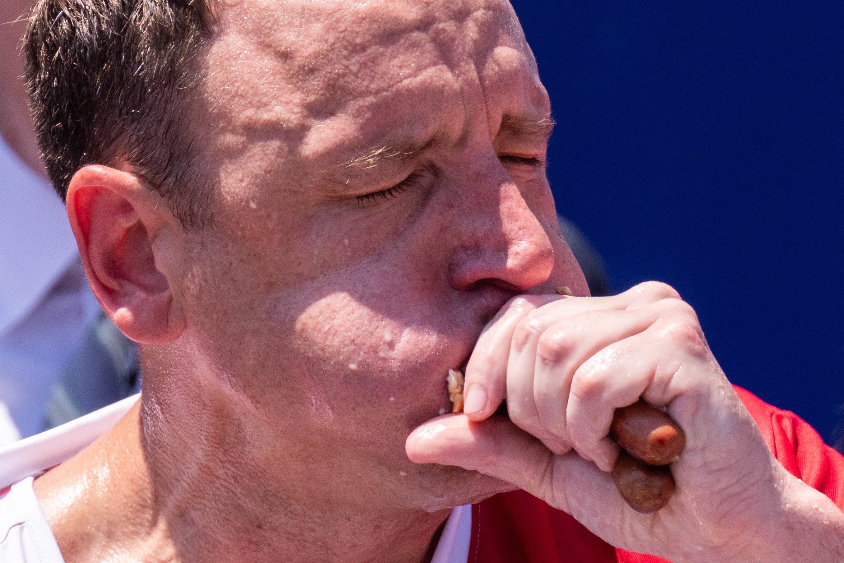Joey Chestnut compete rumo à vitória na competição masculina do Concurso Anual de Comer Cachorro-Quente do Nathans      