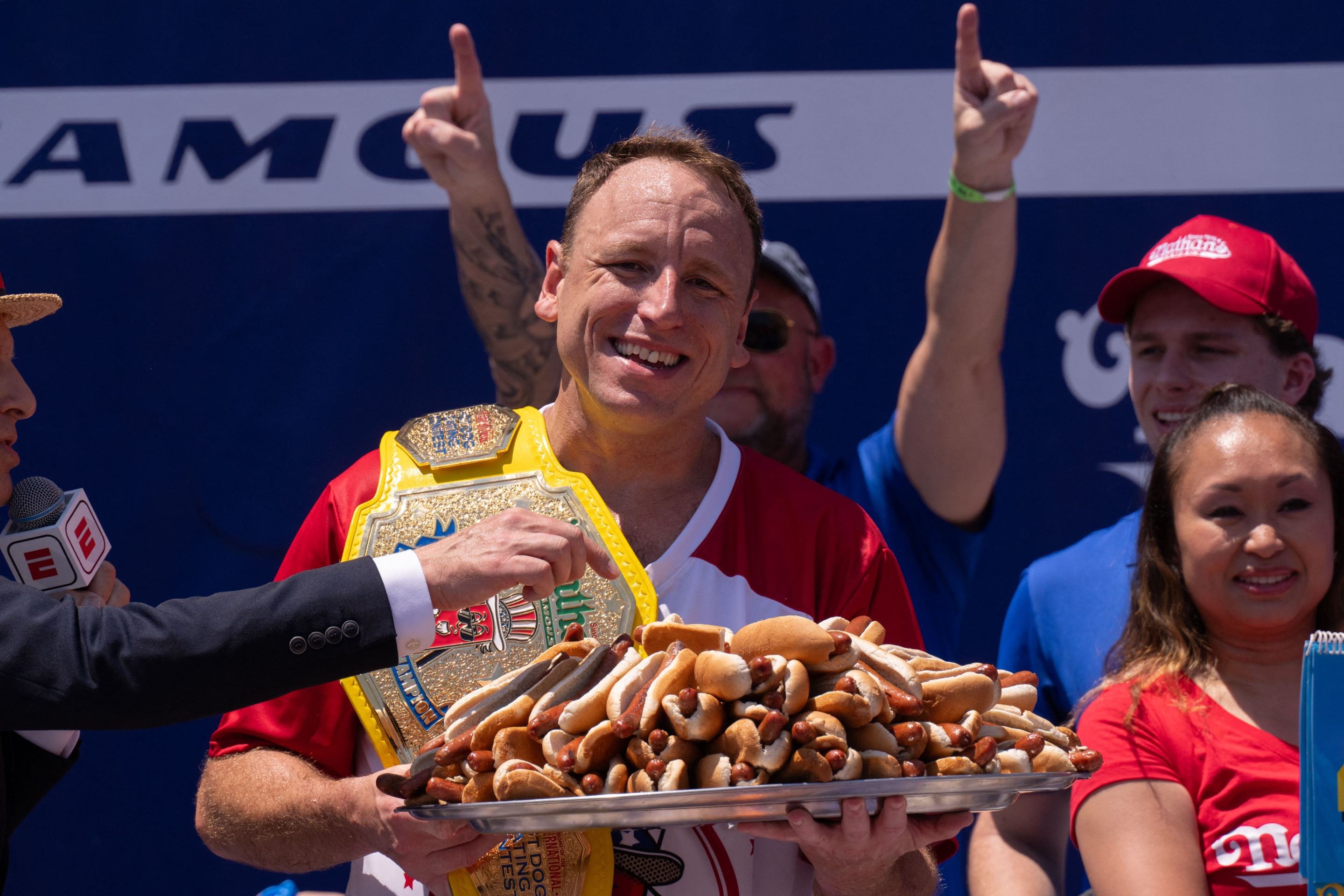 Joey Chestnut vence a competição masculina no Concurso Anual de Comer Cachorro-Quente do Nathans      