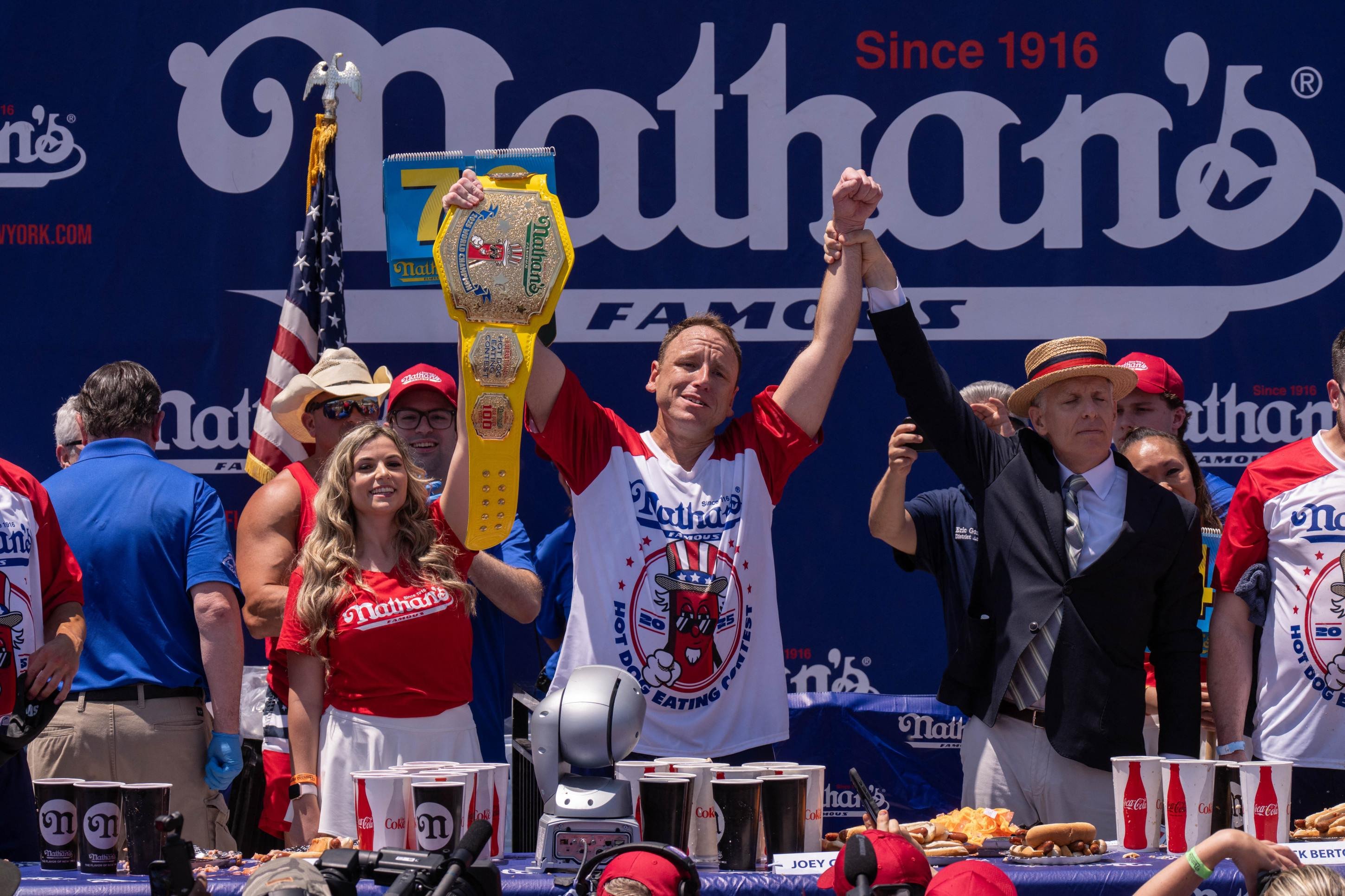 Joey Chestnut vence a competição masculina no Concurso Anual de Comer Cachorro-Quente do Nathans      