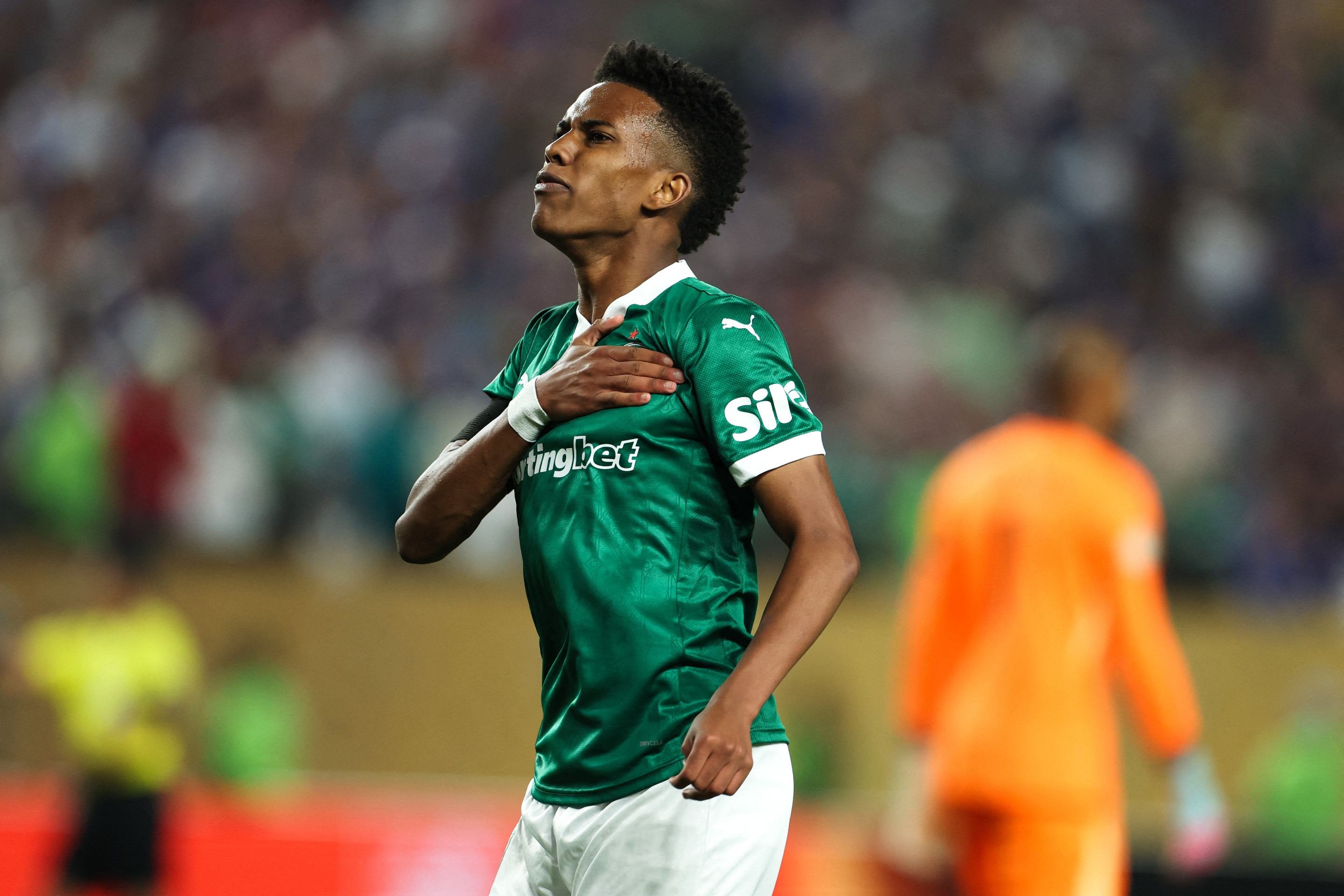  PHILADELPHIA, PENNSYLVANIA - JULY 04: Estevao #41 of Palmeiras celebrates scoring his team's first goal during the FIFA Club World Cup 2025 quarter final match between SE Palmeiras and Chelsea FC at Lincoln Financial Field on July 04, 2025 in Philadelphia, Pennsylvania.   Francois Nel/Getty Images/AFP (Photo by Francois Nel / GETTY IMAGES NORTH AMERICA / Getty Images via AFP)
       -  (crédito:  Getty Images via AFP)