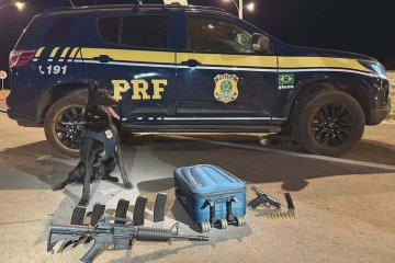 Os policiais contaram com o apoio dos cães farejadores na operação. - (crédito: Divulgação PRF) Os policiais contaram com o apoio dos cães farejadores na operação. - (crédito: Divulgação PRF)