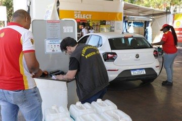 Agentes do Procon fiscalizaram o aumento no preço nos postos do DF  -  (crédito: Geovana Albuquerque/Agência Brasília)