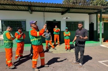 Varredores e coletores durante aula prática de pilotagem de drone. - (crédito: Divulgação Sustentare Saneamento) Varredores e coletores durante aula prática de pilotagem de drone. - (crédito: Divulgação Sustentare Saneamento)