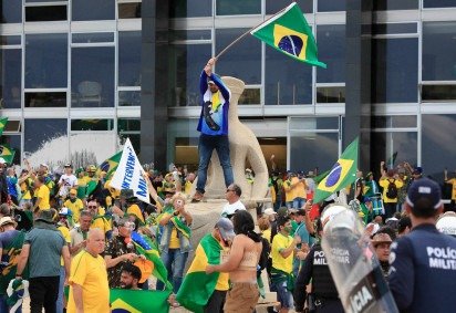 Golpistas do 8 de Janeiro invadem o Supremo Tribunal Federal: ao criticar redes sociais, ministro Alexandre de Moraes citou ato antidemocrático -  (crédito:  AFP)