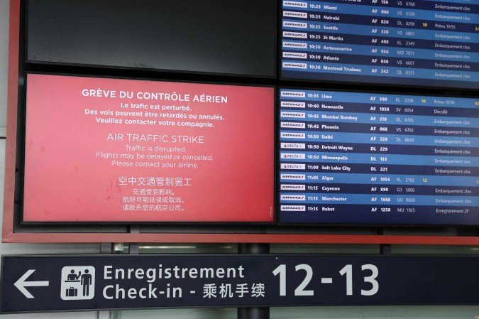 Painel de informações sobre partidas é visto no aeroporto Roissy Charles-de-Gaulle, nos arredores de Paris, em 3 de julho de 2025 - (crédito: Thibaud MORITZ/AFP) Painel de informações sobre partidas é visto no aeroporto Roissy Charles-de-Gaulle, nos arredores de Paris, em 3 de julho de 2025 - (crédito: Thibaud MORITZ/AFP)
