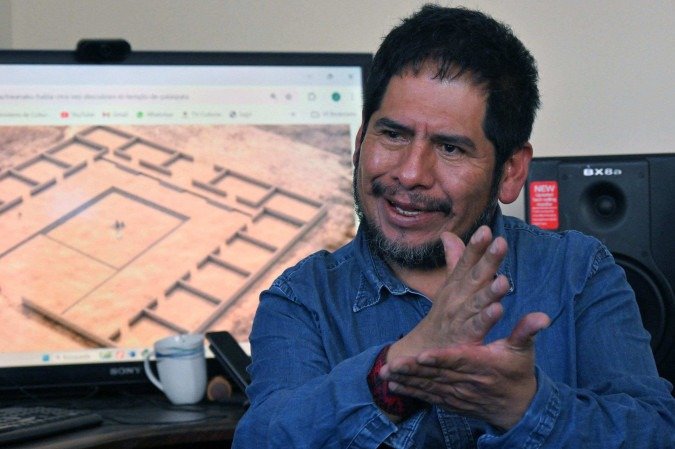 Juan Carlos Cordero, vice-ministro de Assuntos Interculturais da Bolívia, fala sobre a descoberta de um templo cerimonial da civilização Tiahuanaco no departamento de Oruro -  (crédito: AIZAR RALDES/AFP)