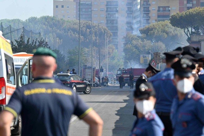 A polícia isolou a área próxima à explosão, no bairro de Prenestino-Centocelle, para permitir que os bombeiros trabalhassem