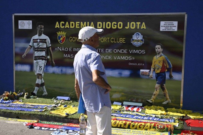 Torcedores prestam homenagem ao jogador Diogo Jota -  (crédito:  AFP)