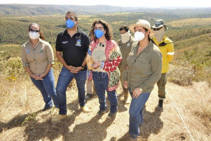 Secretária do meio ambiente do estado de Goias Andréa Vulcanisa com o prefeito de Padre Bernardo Joseleide Lázaro (camisa preta)