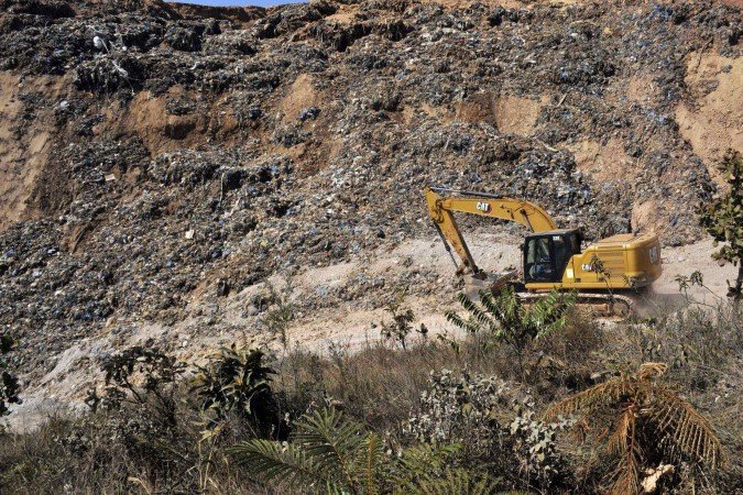 Retroescavadeiras abriram caminho na mata para uma nova pista