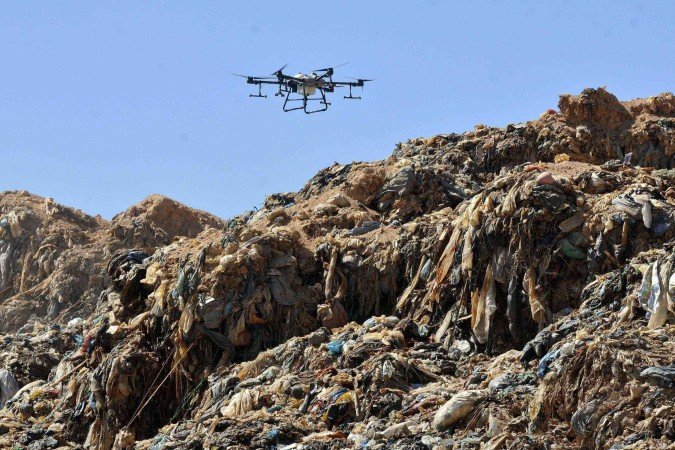 Drone pulverizou inseticida sobre o lixo para matar as moscas - (crédito: Marcelo Ferreira/CB/D.A Press) Drone pulverizou inseticida sobre o lixo para matar as moscas - (crédito: Marcelo Ferreira/CB/D.A Press)