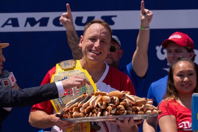 Joey Chestnut vence a competição masculina no Concurso Anual de Comer Cachorro-Quente do Nathans - (crédito: Adam Gray/Getty Images via AFP) Joey Chestnut vence a competição masculina no Concurso Anual de Comer Cachorro-Quente do Nathans - (crédito: Adam Gray/Getty Images via AFP)