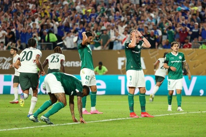 Jogadores do Palmeiras desabam desolados depois do gol da vitória do Chelsea: desvio na zaga alviverde tirou o goleiro Weverton da jogada - (crédito: Luke Hales/Getty Images via AFP) Jogadores do Palmeiras desabam desolados depois do gol da vitória do Chelsea: desvio na zaga alviverde tirou o goleiro Weverton da jogada - (crédito: Luke Hales/Getty Images via AFP)