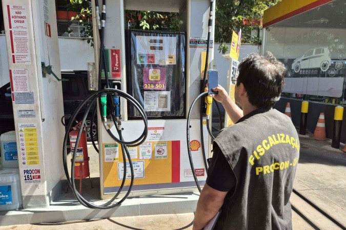Procon fiscaliza postos de gasolina após aumento repentino de preço da gasolina no DF
- (crédito: Marcelo Thompson Flores/CB/DA Press) Procon fiscaliza postos de gasolina após aumento repentino de preço da gasolina no DF
- (crédito: Marcelo Thompson Flores/CB/DA Press)