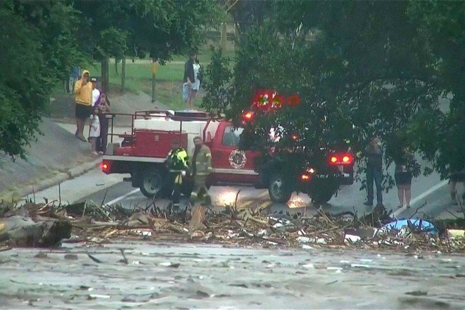 Operação de busca foram realizadas nas zonas de enchente, com helicópteros, nove equipes de resgate e pessoal em terra - (crédito: Eric Vryn/Getty Image) Operação de busca foram realizadas nas zonas de enchente, com helicópteros, nove equipes de resgate e pessoal em terra - (crédito: Eric Vryn/Getty Image)