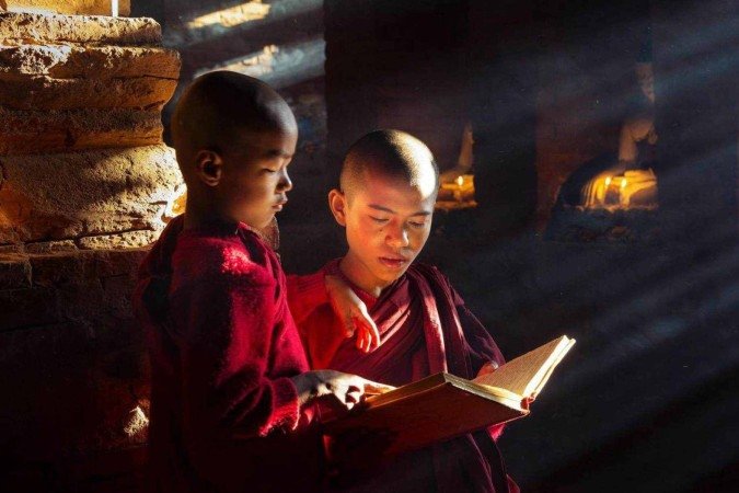 O Dalai Lama é o líder espiritual do budismo tibetano, reconhecido como a reencarnação de uma longa linha de mestres que renascem para orientar as pessoas rumo à iluminação - (crédito: Getty Images) O Dalai Lama é o líder espiritual do budismo tibetano, reconhecido como a reencarnação de uma longa linha de mestres que renascem para orientar as pessoas rumo à iluminação - (crédito: Getty Images)