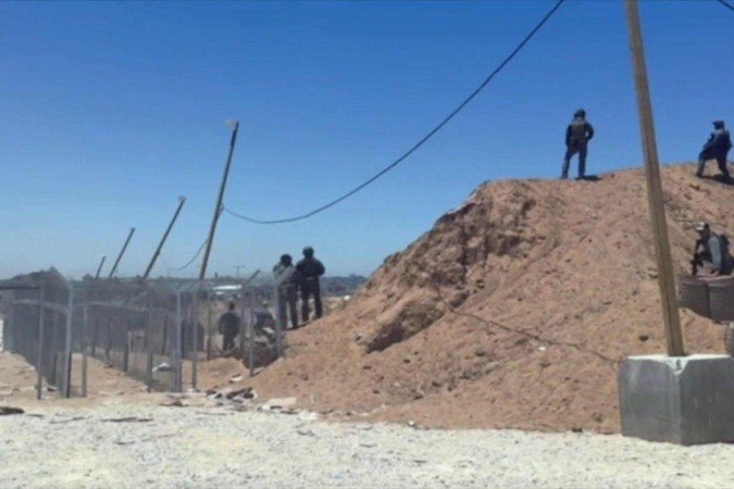 Imagens fornecidas mostraram longas filas de pessoas em busca de ajuda em um corredor cercado -  (crédito: Imagem cedida à BBC)