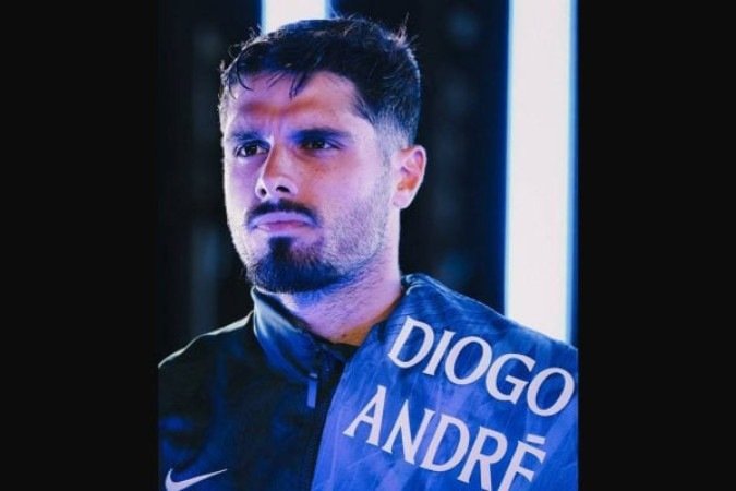 Pedro Neto, do Chelsea, se emocionou com homenagem aos compatriotas Diogo Jota e André Silva -  (crédito: Divulgação/ Chelsea)