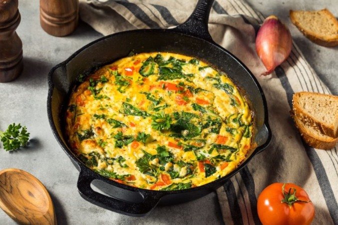 Omelete de espinafre e tomate (Imagem: Brent Hofacker | Shutterstock) - (crédito: EdiCase) Omelete de espinafre e tomate (Imagem: Brent Hofacker | Shutterstock) - (crédito: EdiCase)