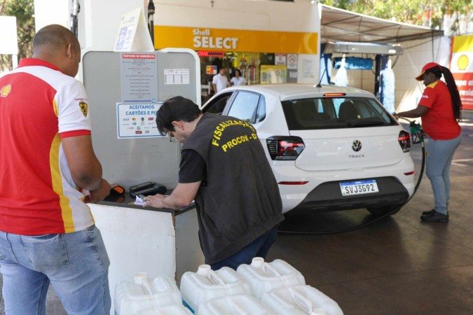 Agentes do Procon fiscalizam o aumento no preço nos postos do DF - (crédito: Geovana Albuquerque/Agência Brasília) Agentes do Procon fiscalizam o aumento no preço nos postos do DF - (crédito: Geovana Albuquerque/Agência Brasília)
