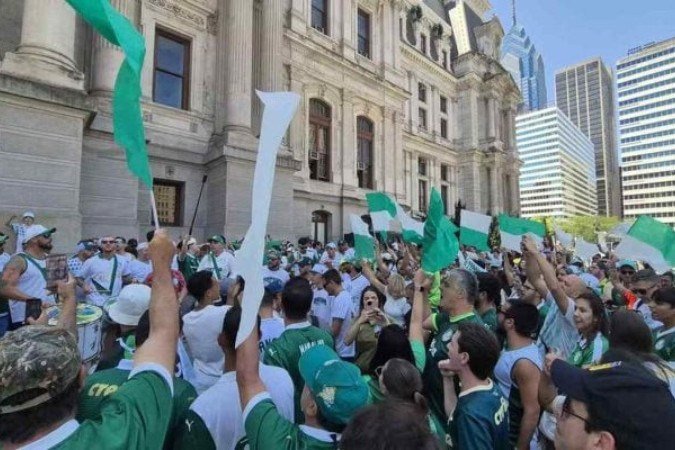 Torcida do Palmeiras lota prefeitura da Filadélfia antes do jogo contra o Chelsea - (crédito: Foto: Reprodução) Torcida do Palmeiras lota prefeitura da Filadélfia antes do jogo contra o Chelsea - (crédito: Foto: Reprodução)