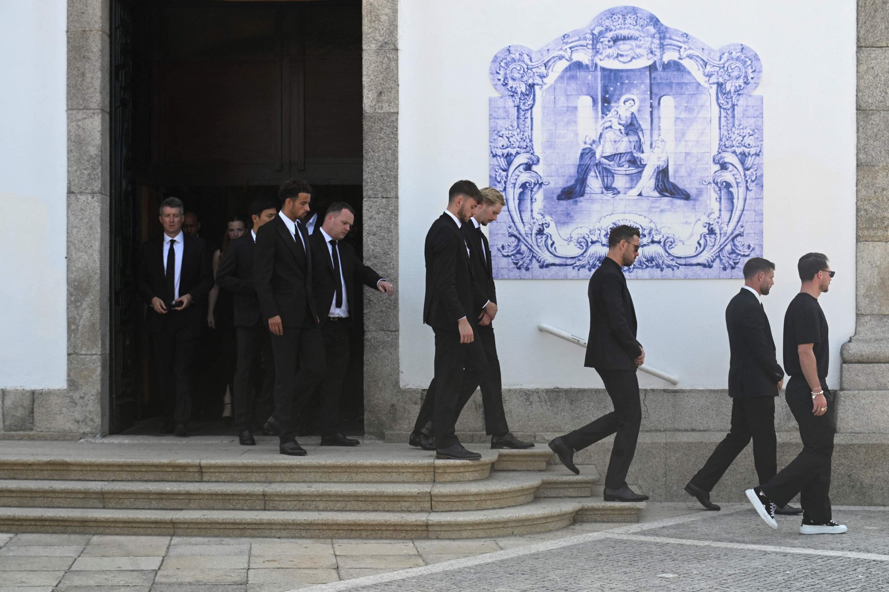 Jogadores do Liverpool saem da igreja após a cerimônia fúnebre do atacante português Diogo Jota e seu irmão André Silva, na Igreja Matriz de Gondomar, nos arredores do Porto, em 5 de julho de 2025      