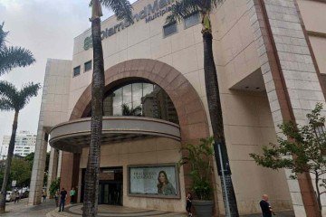 Mulher foi presa por furtar mais de R$ 1 mil em produtos de supermercado do shopping DiamondMall -  (crédito: Google Street View)