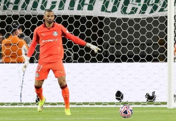 WEVERTON – Fez uma boa defesa no início do jogo e não teve culpa nos gols do Chelsea. O de Palmer era indefensável e no segundo gol a bola de Gusto desviou em Giay e matou goleiro.  Belas defesa em chute de Madueke e João Pedro, no fim. NOTA 6,5. Foto: Cesar Greco/Palmeiras