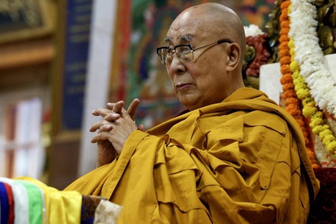 O líder espiritual budista compareceu à cerimônia com sua tradicional túnica cor açafrão, poucos dias após confirmar que a instituição que representa, com 600 anos de história, continuará após sua morte.
- (crédito: Niharika KULKARNI / AFP) O líder espiritual budista compareceu à cerimônia com sua tradicional túnica cor açafrão, poucos dias após confirmar que a instituição que representa, com 600 anos de história, continuará após sua morte.
- (crédito: Niharika KULKARNI / AFP)