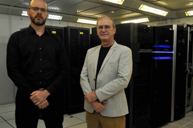 Vice-reitor Márcio Muniz e o diretor do Instituto de Exatas, Ricardo Ruviaro: no Centro Integrado de Pesquisas em Inteligência Artificial (CenIA) -  (crédito: Marcelo Ferreira/CB/D.A Press)