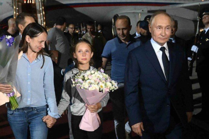A família Dultsev fez parte de uma das maiores trocas de prisioneiros entre a Rússia e o Ocidente desde a queda do Muro de Berlim - (crédito: Getty Images) A família Dultsev fez parte de uma das maiores trocas de prisioneiros entre a Rússia e o Ocidente desde a queda do Muro de Berlim - (crédito: Getty Images)