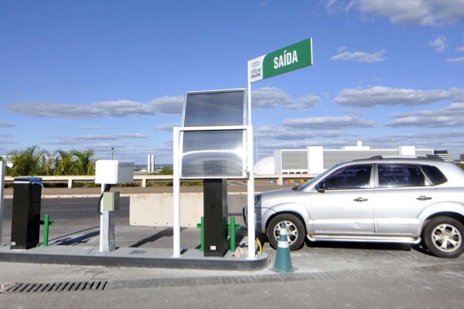 Foram instaladas estruturas que farão o controle da entrada e saída de veículos