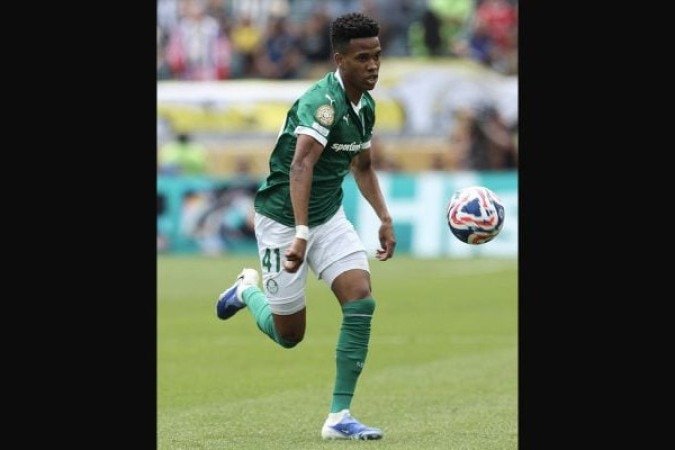  ESTÊVÃO – Muita luta com a bola, tentou dribles pelos flancos e deu trabalho a Cucurella, que levou a melhor na maioria dos lances. No segundo tempo, foi letal, fazendo um belíssimo gol cortando Colwill e chutando quase sem ângulo para empatar o jogo em 1 a 1 e vazar a meta de seu próximo time,  NOTA 7,0. Foto: Cesar Greco/Palmeiras