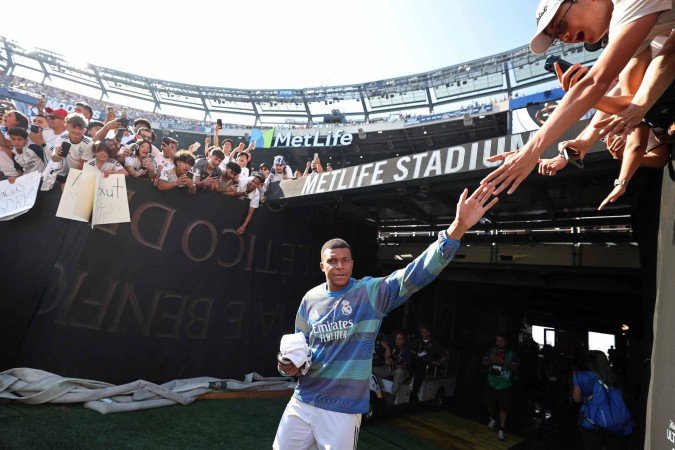  Real Madrid's French forward #09 Kylian Mbappe (C) greets supporters at halftime during the FIFA Club World Cup 2025 quarterfinal football match between Spain's Real Madrid and Germany's Borussia Dortmund at the MetLife stadium in East Rutherford, New Jersey on July 5, 2025. (Photo by CHARLY TRIBALLEAU / AFP)
      